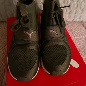 Phenom’s women- olive Pumas